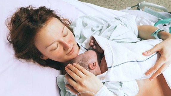 Studija pokazala zašto je bitno da mame što više ljube i grle bebe rođene carskim rezom